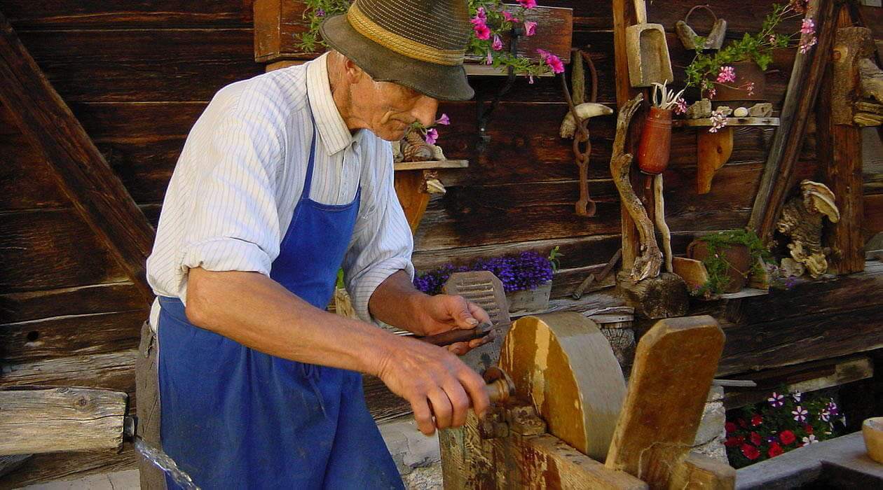 Crafts farmers in Val Badia